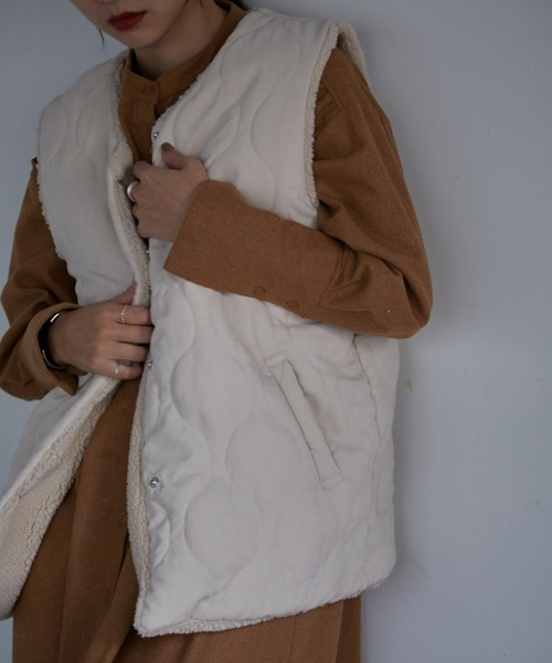 ECRIRE（エクリール）の「リバーシブルノーカラーボアベスト（ベスト・レディース・ベージュ/アイボリー・L/M）」の15枚目の写真