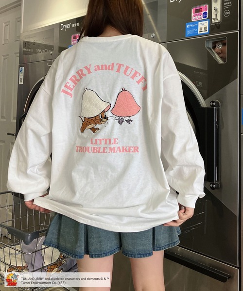 AS KNOW AS plus(アズノゥアズプラス)の「○アクリルキーホルダー付き トムとジェリー 刺繍ロンT 【TOM and JERRY/トムとジェリー】(Tシャツ/カットソー・レディース・オフホワイト/イエロー/オートミール/スミクロ/サックスブルー系/アイボリー系/ホワイト系/ブラック系/ホワイト系1/ダークグリーン系1/ブラック系1/アイボリー系1・FREE)」の3枚目の写真