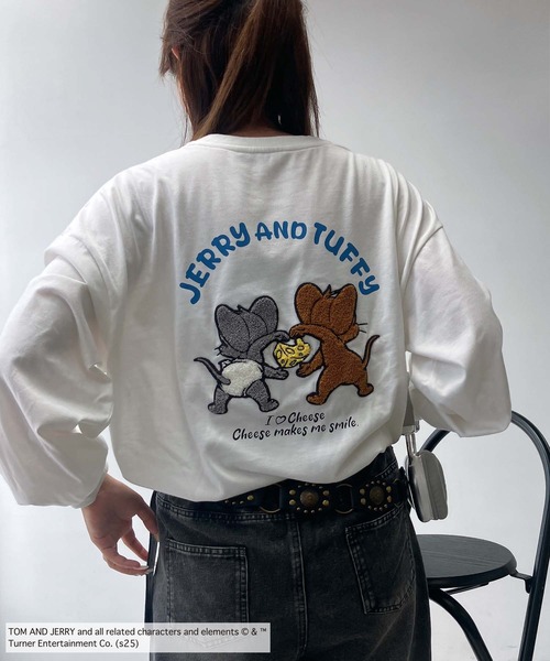 AS KNOW AS plus(アズノゥアズプラス)の「○アクリルキーホルダー付き トムとジェリー 刺繍ロンT 【TOM and JERRY/トムとジェリー】(Tシャツ/カットソー・レディース・オフホワイト/イエロー/オートミール/スミクロ/サックスブルー系/アイボリー系/ホワイト系/ブラック系/ホワイト系1/ダークグリーン系1/ブラック系1/アイボリー系1・FREE)」の4枚目の写真