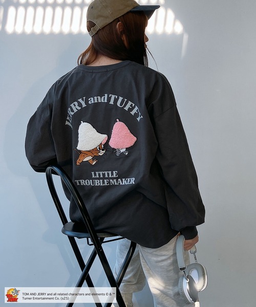 AS KNOW AS plus(アズノゥアズプラス)の「○アクリルキーホルダー付き トムとジェリー 刺繍ロンT 【TOM and JERRY/トムとジェリー】(Tシャツ/カットソー・レディース・オフホワイト/イエロー/オートミール/スミクロ/サックスブルー系/アイボリー系/ホワイト系/ブラック系/ホワイト系1/ダークグリーン系1/ブラック系1/アイボリー系1・FREE)」の6枚目の写真