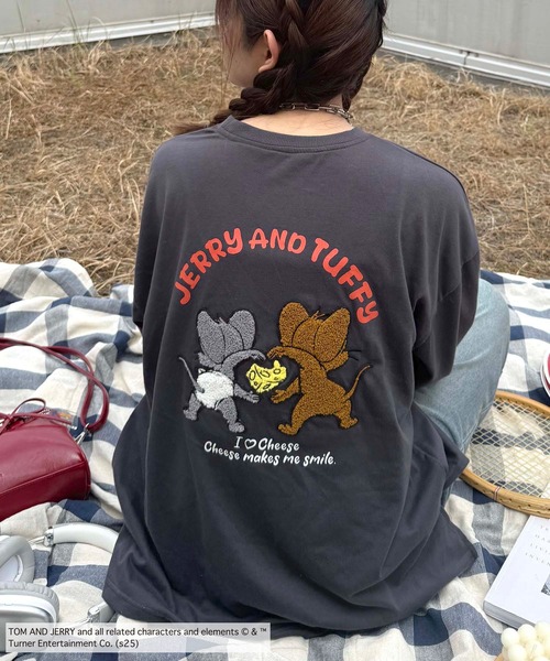 AS KNOW AS plus(アズノゥアズプラス)の「○アクリルキーホルダー付き トムとジェリー 刺繍ロンT 【TOM and JERRY/トムとジェリー】(Tシャツ/カットソー・レディース・オフホワイト/イエロー/オートミール/スミクロ/サックスブルー系/アイボリー系/ホワイト系/ブラック系/ホワイト系1/ダークグリーン系1/ブラック系1/アイボリー系1・FREE)」の7枚目の写真