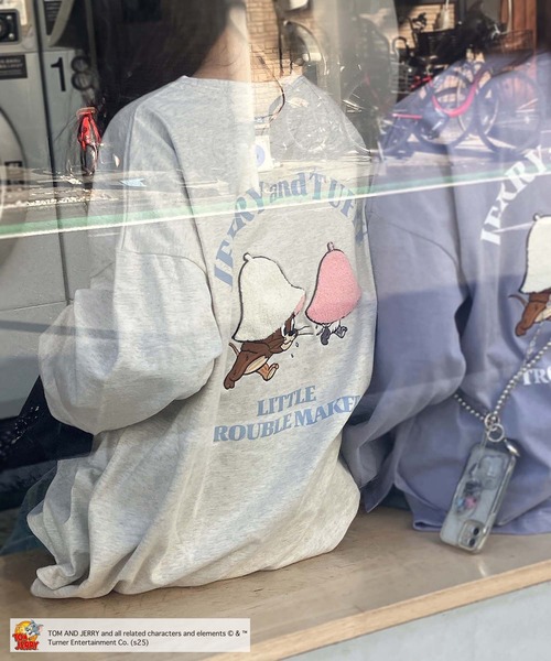 AS KNOW AS plus(アズノゥアズプラス)の「○アクリルキーホルダー付き トムとジェリー 刺繍ロンT 【TOM and JERRY/トムとジェリー】(Tシャツ/カットソー・レディース・オフホワイト/イエロー/オートミール/スミクロ/サックスブルー系/アイボリー系/ホワイト系/ブラック系/ホワイト系1/ダークグリーン系1/ブラック系1/アイボリー系1・FREE)」の9枚目の写真