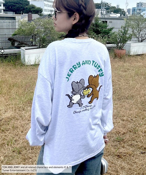 AS KNOW AS plus(アズノゥアズプラス)の「○アクリルキーホルダー付き トムとジェリー 刺繍ロンT 【TOM and JERRY/トムとジェリー】(Tシャツ/カットソー・レディース・オフホワイト/イエロー/オートミール/スミクロ/サックスブルー系/アイボリー系/ホワイト系/ブラック系/ホワイト系1/ダークグリーン系1/ブラック系1/アイボリー系1・FREE)」の10枚目の写真