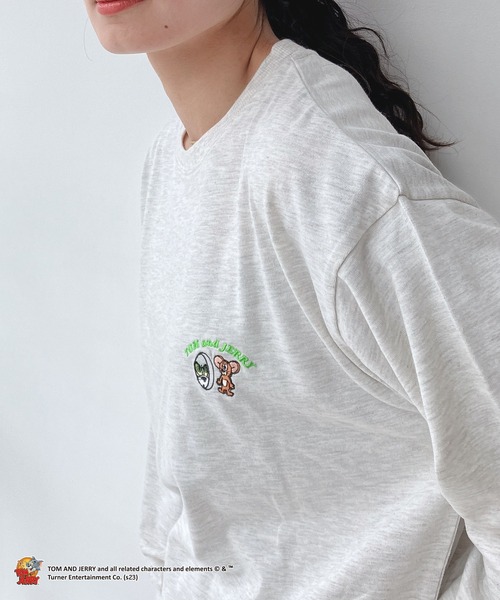 AS KNOW AS plus(アズノゥアズプラス)の「○アクリルキーホルダー付き トムとジェリー 刺繍ロンT 【TOM and JERRY/トムとジェリー】(Tシャツ/カットソー・レディース・オフホワイト/イエロー/オートミール/スミクロ/サックスブルー系/アイボリー系/ホワイト系/ブラック系/ホワイト系1/ダークグリーン系1/ブラック系1/アイボリー系1・FREE)」の8枚目の写真