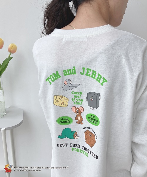 AS KNOW AS plus(アズノゥアズプラス)の「○アクリルキーホルダー付き トムとジェリー 刺繍ロンT 【TOM and JERRY/トムとジェリー】(Tシャツ/カットソー・レディース・オフホワイト/イエロー/オートミール/スミクロ/サックスブルー系/アイボリー系/ホワイト系/ブラック系/ホワイト系1/ダークグリーン系1/ブラック系1/アイボリー系1・FREE)」の2枚目の写真