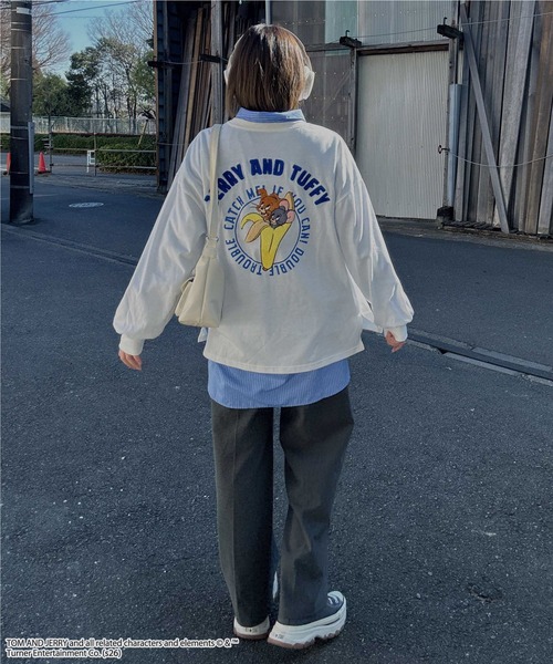 AS KNOW AS plus(アズノゥアズプラス)の「○アクリルキーホルダー付き トムとジェリー 刺繍ロンT 【TOM and JERRY/トムとジェリー】(Tシャツ/カットソー・レディース・オフホワイト/イエロー/オートミール/スミクロ/サックスブルー系/アイボリー系/ホワイト系/ブラック系/ホワイト系1/ダークグリーン系1/ブラック系1/アイボリー系1・FREE)」の14枚目の写真