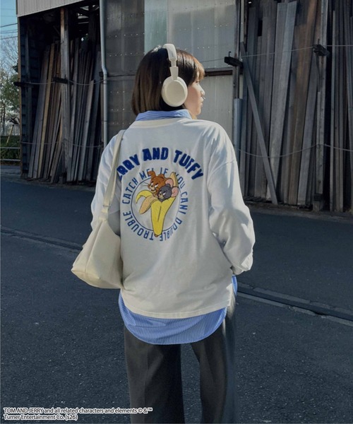 AS KNOW AS plus(アズノゥアズプラス)の「○アクリルキーホルダー付き トムとジェリー 刺繍ロンT 【TOM and JERRY/トムとジェリー】(Tシャツ/カットソー・レディース・オフホワイト/イエロー/オートミール/スミクロ/サックスブルー系/アイボリー系/ホワイト系/ブラック系/ホワイト系1/ダークグリーン系1/ブラック系1/アイボリー系1・FREE)」の16枚目の写真