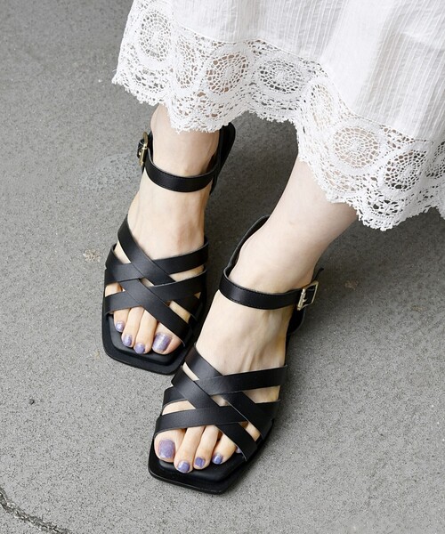 Stephanie（ステファニエ）の「Stephanie: レザー フラット ストラップ サンダル（サンダル・レディース・ブラック/オフホワイト/オレンジ・38/36/37）」の3枚目の写真