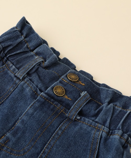 URBAN CHERRY(アーバンチェリー)の「センターボタンデザインウエストフリルデニムショートパンツ(デニムパンツ・キッズ・ブルー・100cm/110cm/120cm/130cm)」の6枚目の写真