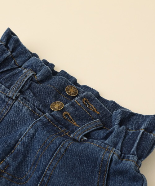 URBAN CHERRY(アーバンチェリー)の「センターボタンデザインウエストフリルデニムショートパンツ(デニムパンツ・キッズ・ブルー・100cm/110cm/120cm/130cm)」の7枚目の写真