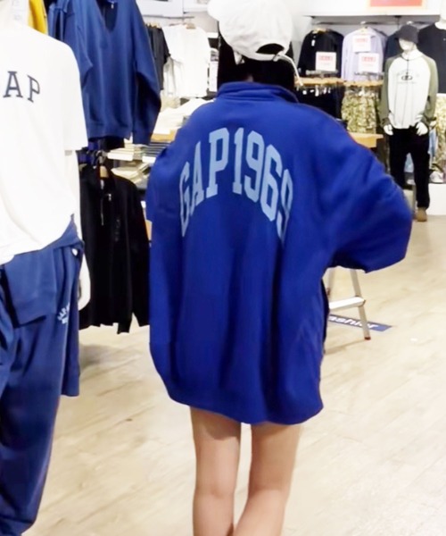 GAP(ギャップ)の「Gapアーチロゴ ハーフジップアップ プルオーバー(ユニセックス)(スウェット・メンズ・ブルー/ベージュ/ブラック/オレンジ系その他・M/XL/S/L/XS)」の21枚目の写真