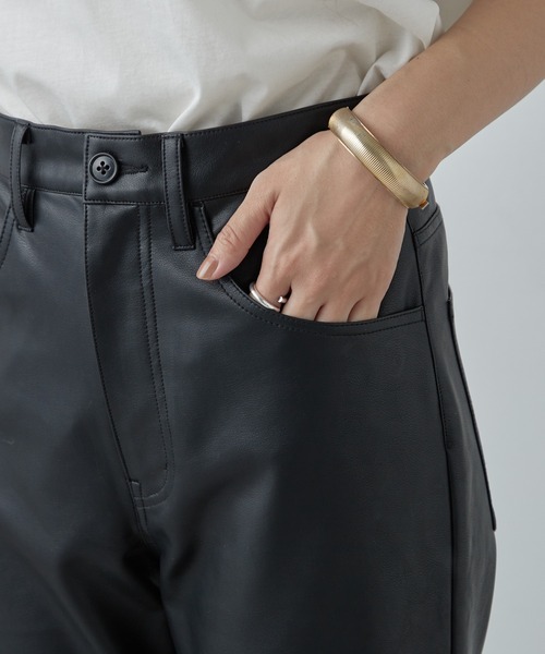 SHENERY（シーナリー）の「フェイクレザーストレートパンツ（その他パンツ・レディース・ブラック・36/38）」の15枚目の写真