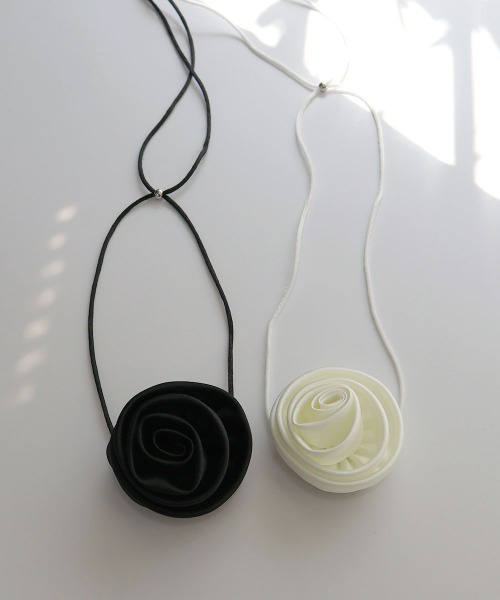 CEMONEMO（セモネモ）の「ローズ チョーカーネックレス（チョーカー・レディース・アイボリー/ブラック・FREE）」の3枚目の写真