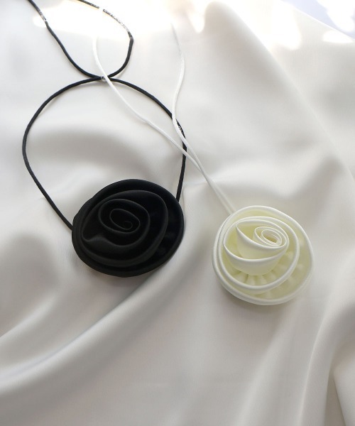 CEMONEMO（セモネモ）の「ローズ チョーカーネックレス（チョーカー・レディース・アイボリー/ブラック・FREE）」の10枚目の写真