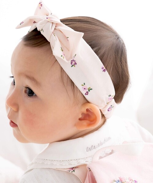 fillot de bebe reduction（フィヨデュベベルダクティオン）の「デシン花柄リボンヘアバンド（ヘアバンド・キッズ・ピンク系その他/ホワイト系その他2・FREE）」の5枚目の写真