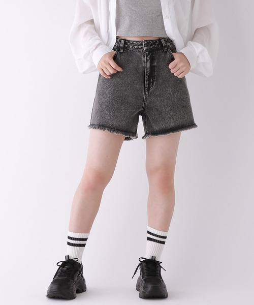 repipi armario(レピピ アルマリオ)の「フリンジデニムショートパンツ(デニムパンツ・キッズ・ホワイト/ケミカルウォッシュ/ブラック/ライトブルー/ブルー系その他・SMALL/MEDIUM/LARGE)」の2枚目の写真