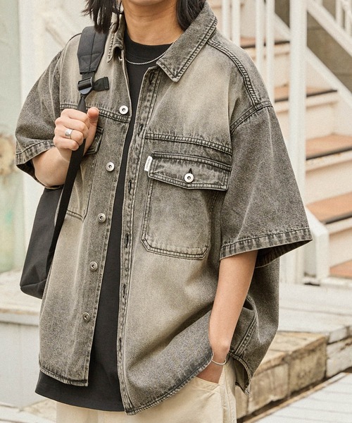 MONO-MART（モノマート）の「【retock's】ヴィンテージライクオーバーダイデニムオーバーサイズ半袖シャツ（シャツ/ブラウス・メンズ・ブラウン/インディゴブルー/ブルー/グレー/ブラック/ダークブルー・L/M）」の2枚目の写真