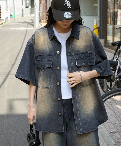 MONO-MART（モノマート）の「【retock's】ヴィンテージライクオーバーダイデニムオーバーサイズ半袖シャツ（シャツ/ブラウス・メンズ・ブラウン/インディゴブルー/ブルー/グレー/ブラック/ダークブルー・L/M）」の4枚目の写真