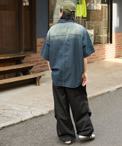MONO-MART（モノマート）の「【retock's】ヴィンテージライクオーバーダイデニムオーバーサイズ半袖シャツ（シャツ/ブラウス・メンズ・ブラウン/インディゴブルー/ブルー/グレー/ブラック/ダークブルー・L/M）」の7枚目の写真