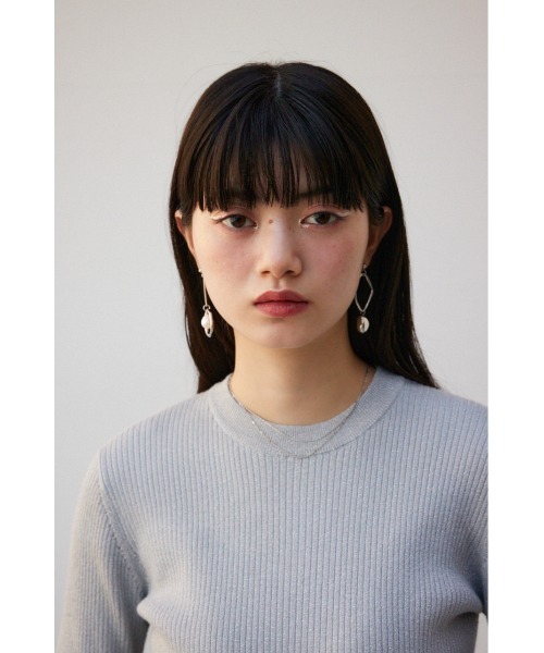 AZUL by moussy（アズールバイマウジー）の「アシンメトリーパールピアス（ピアス（両耳用）・レディース・シルバー/ゴールド系その他・FREE）」の4枚目の写真