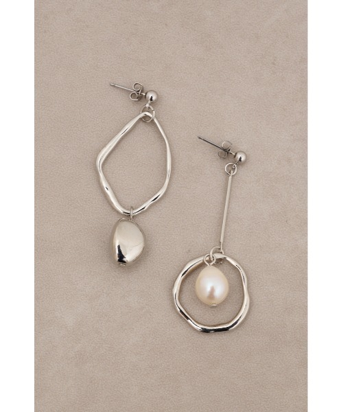 AZUL by moussy（アズールバイマウジー）の「アシンメトリーパールピアス（ピアス（両耳用）・レディース・シルバー/ゴールド系その他・FREE）」の5枚目の写真