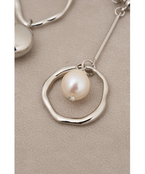 AZUL by moussy（アズールバイマウジー）の「アシンメトリーパールピアス（ピアス（両耳用）・レディース・シルバー/ゴールド系その他・FREE）」の6枚目の写真