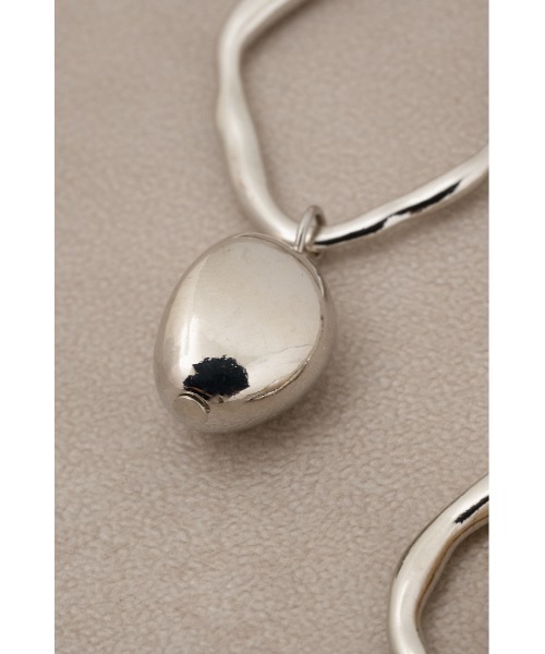 AZUL by moussy（アズールバイマウジー）の「アシンメトリーパールピアス（ピアス（両耳用）・レディース・シルバー/ゴールド系その他・FREE）」の7枚目の写真