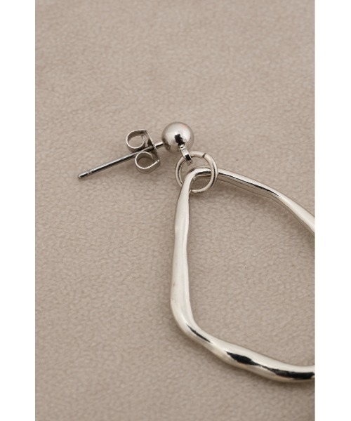 AZUL by moussy（アズールバイマウジー）の「アシンメトリーパールピアス（ピアス（両耳用）・レディース・シルバー/ゴールド系その他・FREE）」の8枚目の写真