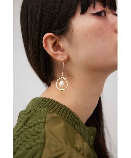 AZUL by moussy（アズールバイマウジー）の「アシンメトリーパールピアス（ピアス（両耳用）・レディース・シルバー/ゴールド系その他・FREE）」の9枚目の写真