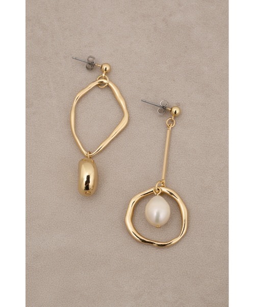AZUL by moussy（アズールバイマウジー）の「アシンメトリーパールピアス（ピアス（両耳用）・レディース・シルバー/ゴールド系その他・FREE）」の11枚目の写真