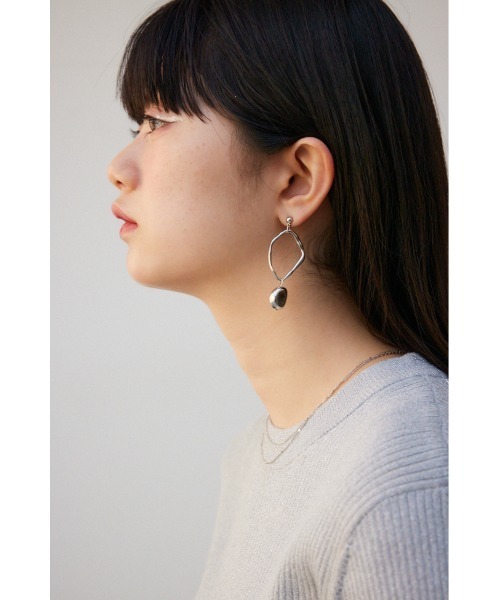 AZUL by moussy（アズールバイマウジー）の「アシンメトリーパールピアス（ピアス（両耳用）・レディース・シルバー/ゴールド系その他・FREE）」の3枚目の写真