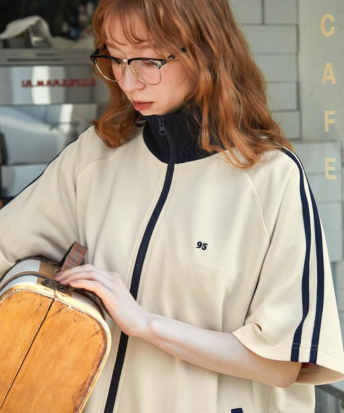 MONO-MART LADY'S（モノマートレディース）の「ナンバリング刺繍半袖トラックジャケット（ジャージ・レディース・ワイン/アイボリー/ネイビー/ブラウン・FREE）」の2枚目の写真