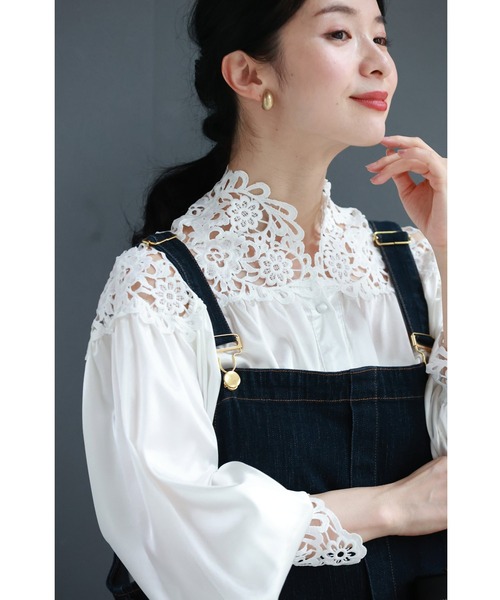 cawaii(カワイイ)の「デコルテに沿う白花レースの艶ブラウストップス(シャツ/ブラウス・レディース・ホワイト・FREE)」の4枚目の写真