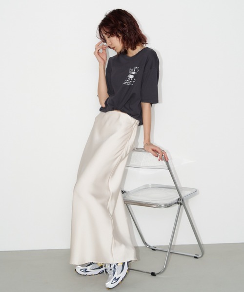 Auntie Rosa Holiday(アンティローザホリデー)の「CAR REPAIR'S箔プリントロゴルーズTEE(Tシャツ/カットソー・レディース・オフホワイト/ナチュラル/チャコールグレー・FREE)」の4枚目の写真
