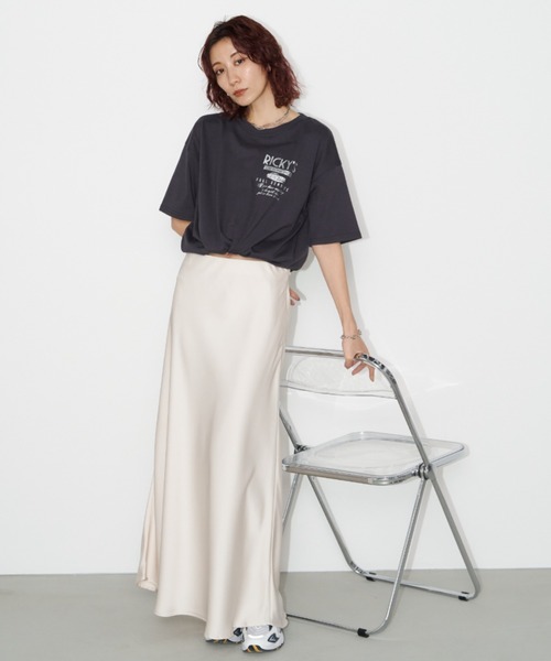 Auntie Rosa Holiday(アンティローザホリデー)の「CAR REPAIR'S箔プリントロゴルーズTEE(Tシャツ/カットソー・レディース・オフホワイト/ナチュラル/チャコールグレー・FREE)」の5枚目の写真