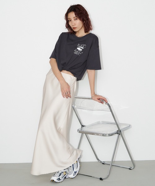 Auntie Rosa Holiday(アンティローザホリデー)の「CAR REPAIR'S箔プリントロゴルーズTEE(Tシャツ/カットソー・レディース・オフホワイト/ナチュラル/チャコールグレー・FREE)」の6枚目の写真