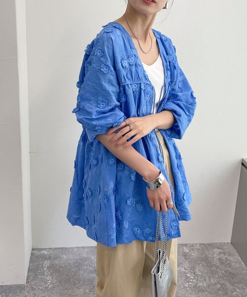 fredy emue(フレディエミュ)の「3D刺繍チュニックブラウス(シャツ/ブラウス・レディース・ブラック/オフホワイト/ブルー・38)」の5枚目の写真