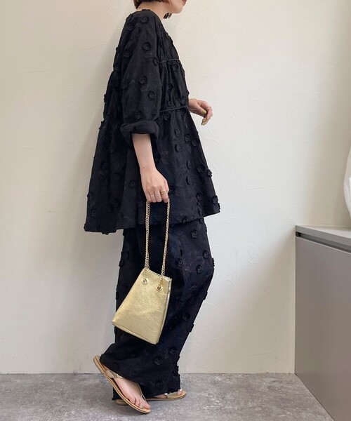 fredy emue(フレディエミュ)の「3D刺繍チュニックブラウス(シャツ/ブラウス・レディース・ブラック/オフホワイト/ブルー・38)」の11枚目の写真