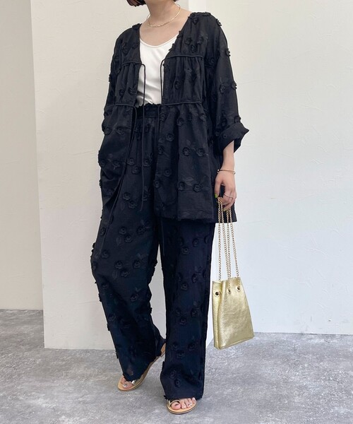 fredy emue(フレディエミュ)の「3D刺繍チュニックブラウス(シャツ/ブラウス・レディース・ブラック/オフホワイト/ブルー・38)」の15枚目の写真