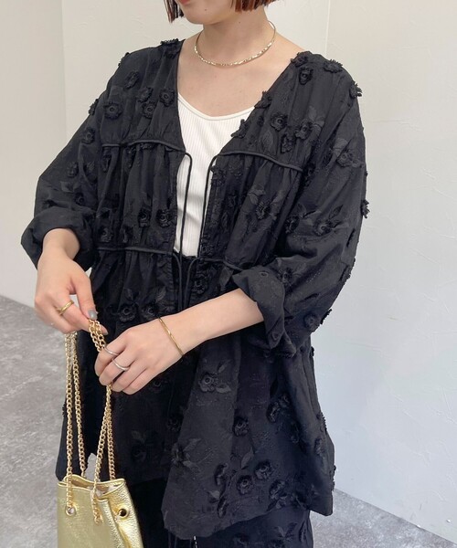 fredy emue(フレディエミュ)の「3D刺繍チュニックブラウス(シャツ/ブラウス・レディース・ブラック/オフホワイト/ブルー・38)」の17枚目の写真