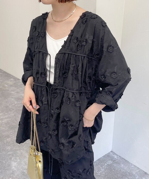 fredy emue(フレディエミュ)の「3D刺繍チュニックブラウス(シャツ/ブラウス・レディース・ブラック/オフホワイト/ブルー・38)」の18枚目の写真