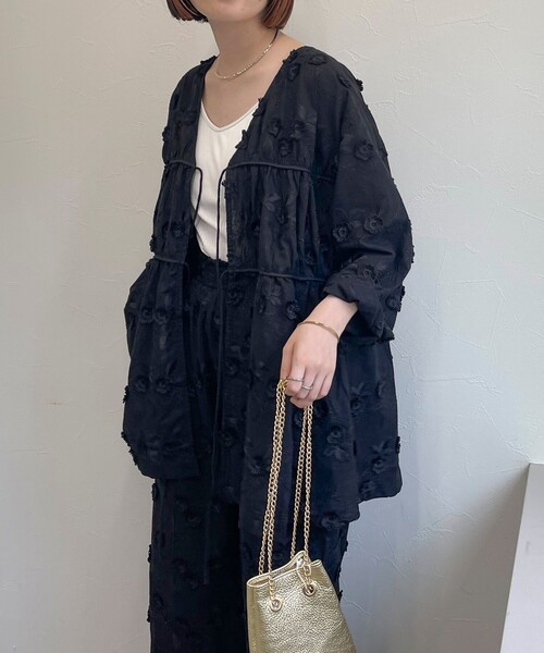 fredy emue(フレディエミュ)の「3D刺繍チュニックブラウス(シャツ/ブラウス・レディース・ブラック/オフホワイト/ブルー・38)」の21枚目の写真
