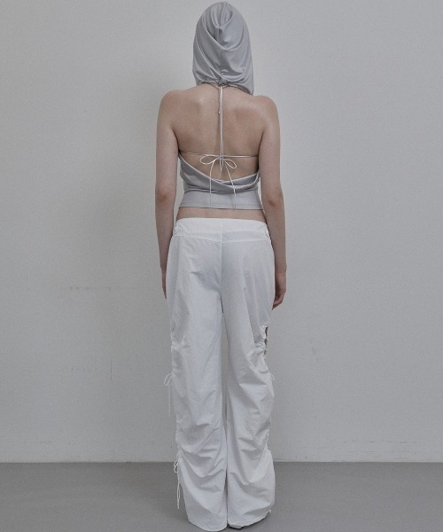 SETUPEXE(セットアップイーエックスイー)の「韓国ブランド SETUP‐EXE セットアップエグゼ HALTER HOOD SLEEVELESS 袖なしトップス スリーブレス ノースリーブ クロップ丈トップス クロップ丈キャミソール フード付きキャミソール 韓国ファッション 韓国ストリート ストリートファッション(キャミソール・レディース・ブラック/ライトグレー・ONE SIZE)」の10枚目の写真