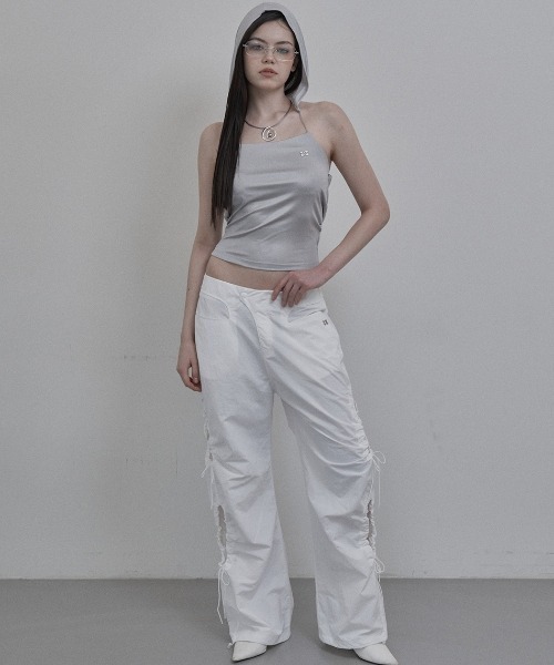 SETUPEXE(セットアップイーエックスイー)の「韓国ブランド SETUP‐EXE セットアップエグゼ HALTER HOOD SLEEVELESS 袖なしトップス スリーブレス ノースリーブ クロップ丈トップス クロップ丈キャミソール フード付きキャミソール 韓国ファッション 韓国ストリート ストリートファッション(キャミソール・レディース・ブラック/ライトグレー・ONE SIZE)」の8枚目の写真