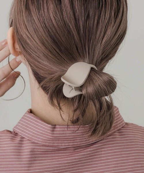 SMELLY（スメリー）の「ミニオーバルマットバンス（バレッタ/ヘアクリップ・レディース・ベージュ/ブルー・-）」の2枚目の写真