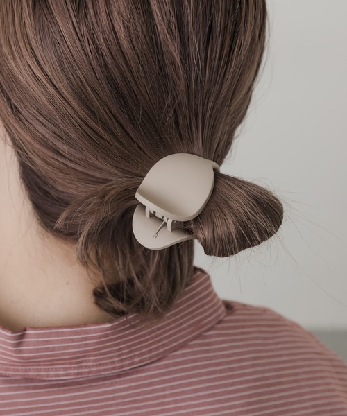 SMELLY（スメリー）の「ミニオーバルマットバンス（バレッタ/ヘアクリップ・レディース・ベージュ/ブルー・-）」の3枚目の写真