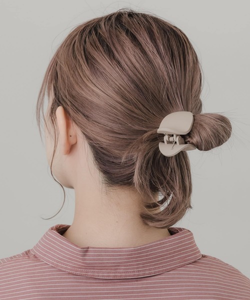 SMELLY（スメリー）の「ミニオーバルマットバンス（バレッタ/ヘアクリップ・レディース・ベージュ/ブルー・-）」の5枚目の写真