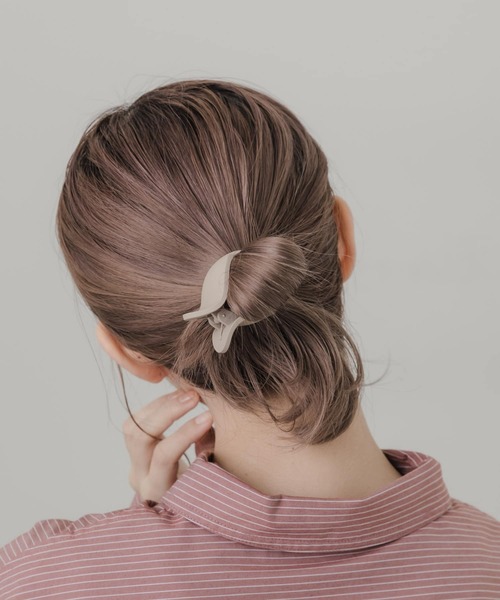 SMELLY（スメリー）の「ミニオーバルマットバンス（バレッタ/ヘアクリップ・レディース・ベージュ/ブルー・-）」の6枚目の写真