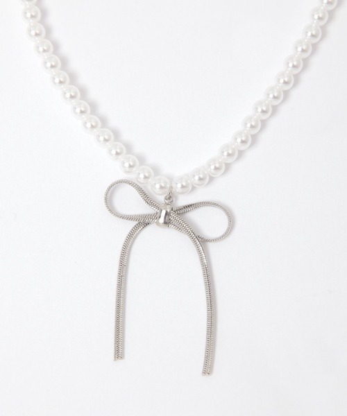 FOREVER 21（フォーエバー トゥエンティーワン）の「パールリボンネックレス（ネックレス・レディース・ホワイト系その他・FREE）」の2枚目の写真