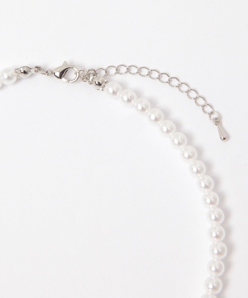 FOREVER 21（フォーエバー トゥエンティーワン）の「パールリボンネックレス（ネックレス・レディース・ホワイト系その他・FREE）」の3枚目の写真